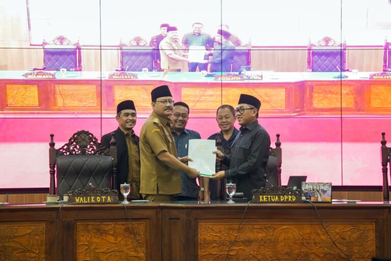 Gus Ipul dan Mas Adi Menyampaikan Nota Keuangan Raperda Perubahan APBD Kota Pasuruan Tahun 2024 Secara Bergantian – Ramapati FM Kota Pasuruan