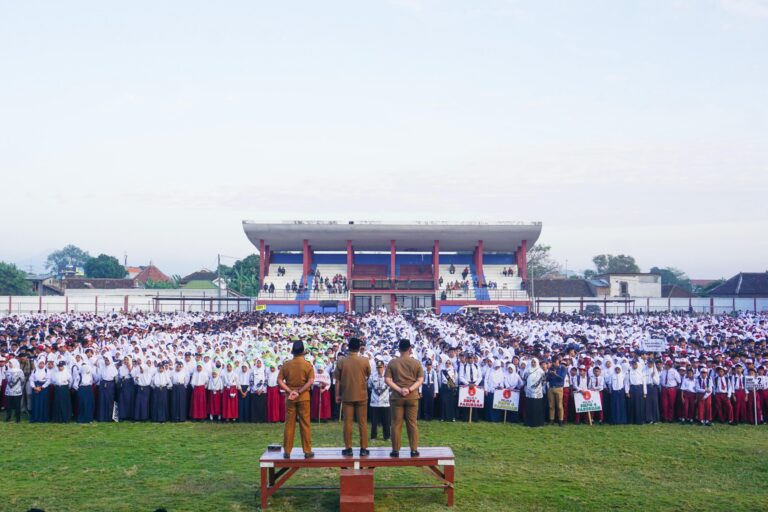Puluhan Ribu Pelajar SD dan SMP se Kota Pasuruan Apel Akbar Bersama Gus Ipul, Berikut Pesan- Pesannya – Ramapati FM Kota Pasuruan