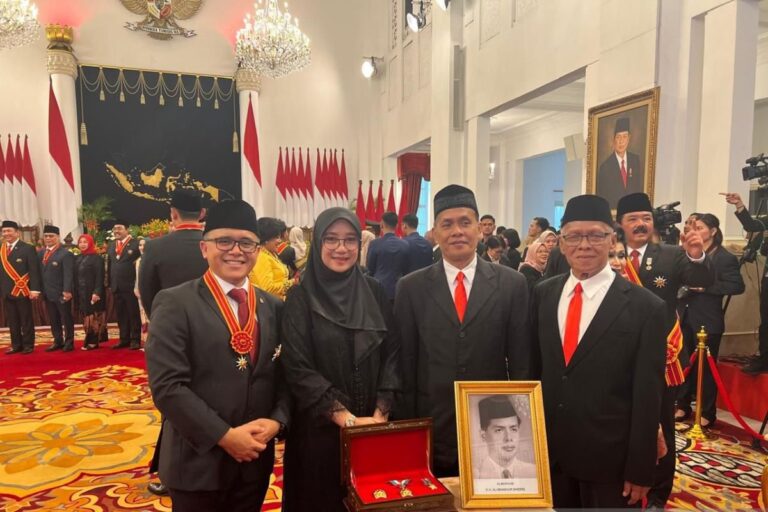 Jokowi beri penghargaan kepada pencipta "Shalawat Badar"
