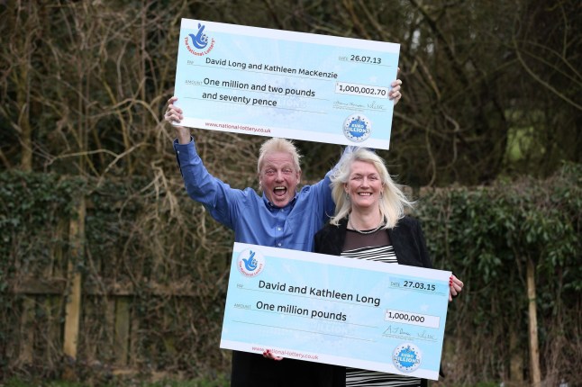Pasangan Inggris David dan Kathleen Long, yang memenangkan satu juta pound, berpose untuk kedua kalinya di Scunthorpe, Inggris. David dan Kathleen Long berpose untuk foto dengan cek Lotere Inggris simbolis mereka di The Mallard di Scunthorpe, Inggris. David dan Kathleen Long memenangkan hadiah mega undian EuroMillions Friday, setelah sebelumnya mengumpulkan £1 juta pada tahun 2013. Pasangan ini juga memenangkan sebuah mobil mewah. Operator lotere Camelot mengatakan pada hari Rabu bahwa pasangan itu telah mengalahkan peluang 283 miliar berbanding 1. (AP Photo/PA, Lynne Cameron) UK OUT, NO PENJUALAN, NO ARSIP