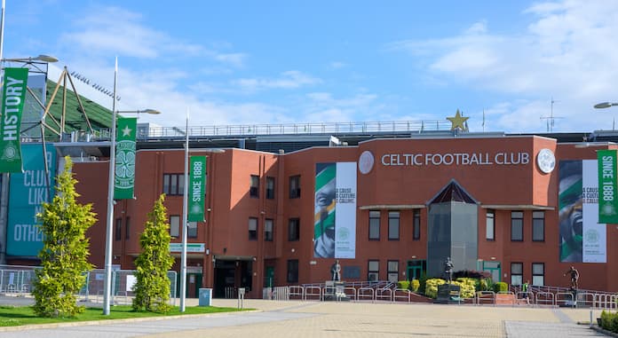 Mantan kejutan internasional Irlandia yang difavoritkan untuk menjadi manajer Celtic berikutnya