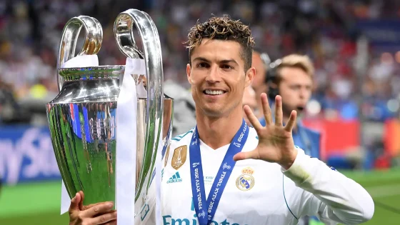 Cristiano Ronaldo yang sudah 15 kali tampil di FIFPRO berpose dengan gelarnya yang ke-5 di Liga Champions