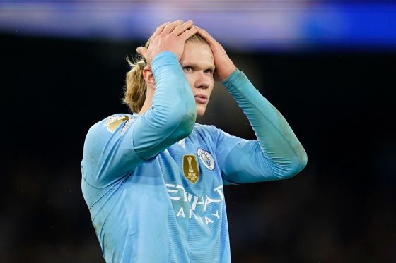 Bintang Manchester City Erling Haaland menahan kepalanya setelah membuang peluang