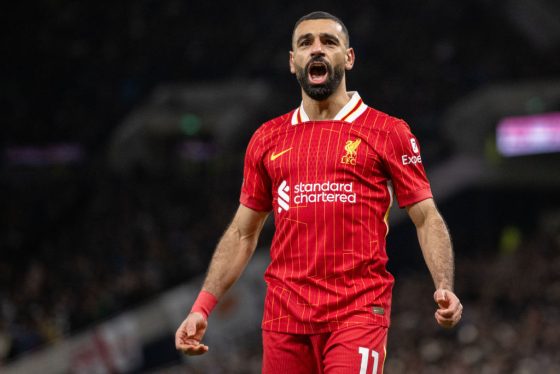 Bintang Liverpool Mohamed Salah, yang memimpin perebutan Sepatu Emas Liga Premier, merayakannya setelah mencetak gol