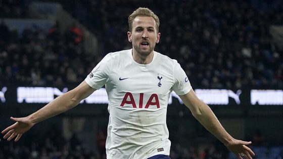 Legenda Liga Premier Harry Kane berjalan pergi untuk merayakannya