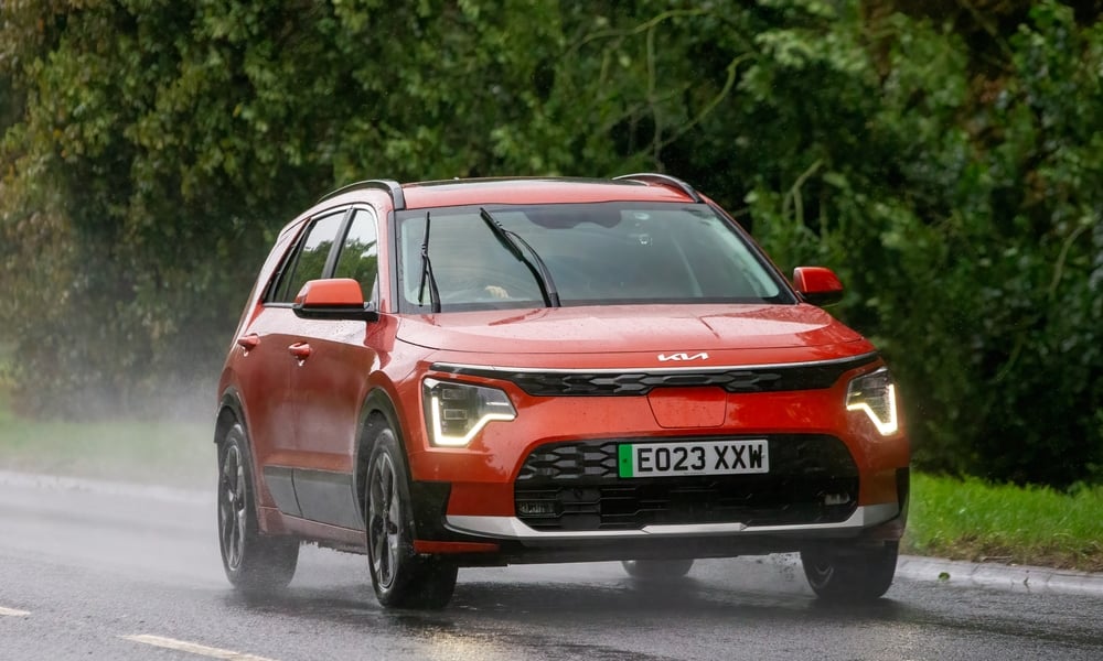 Kia Niro EV berkendara di tengah hujan