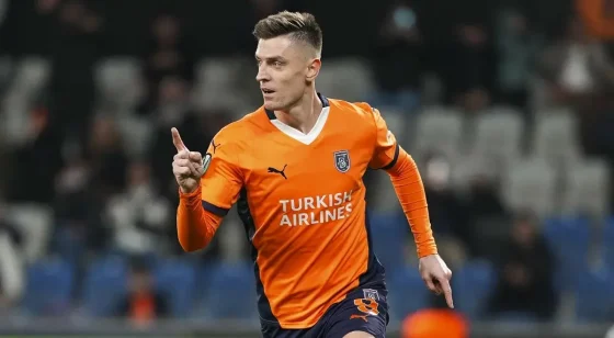Krzysztof Piatek dari Basaksehir melakukan selebrasi setelah mencetak gol
