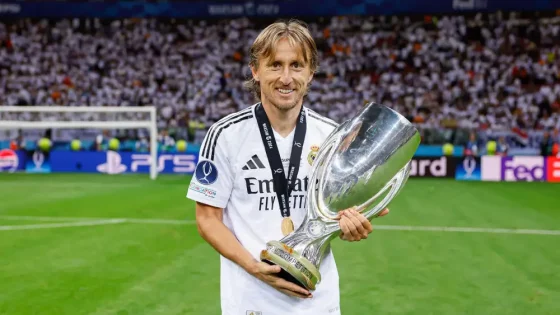 Legenda Real Madrid Luka Modric berpose dengan Piala Super UEFA