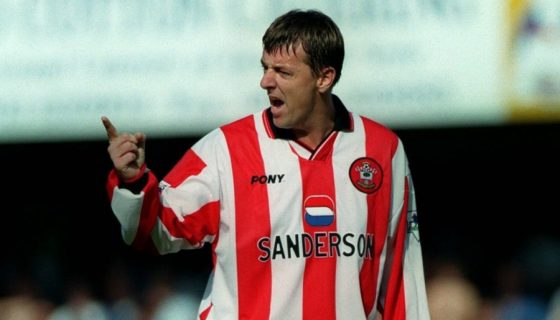 Matt Le Tissier memberi isyarat selama pertandingan