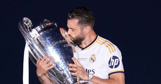 Legenda Real Madrid Nacho Fernández mencium trofi Liga Champions