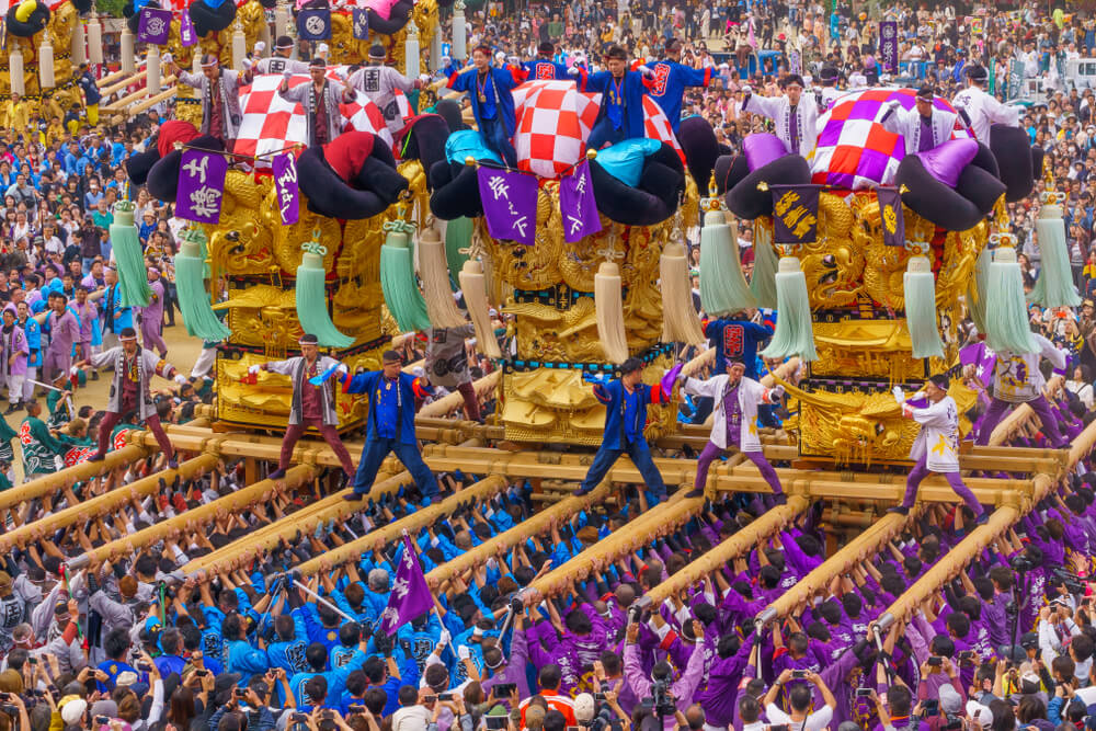 Festival Niihama Taiko - Pria dengan pakaian tradisional mengangkat kendaraan hias drum taikodai