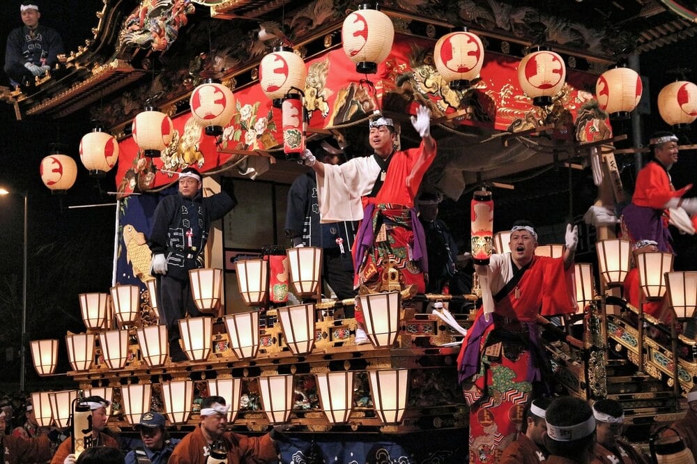 Kendaraan hias yang penuh hiasan ditarik di Festival Malam Chichibu