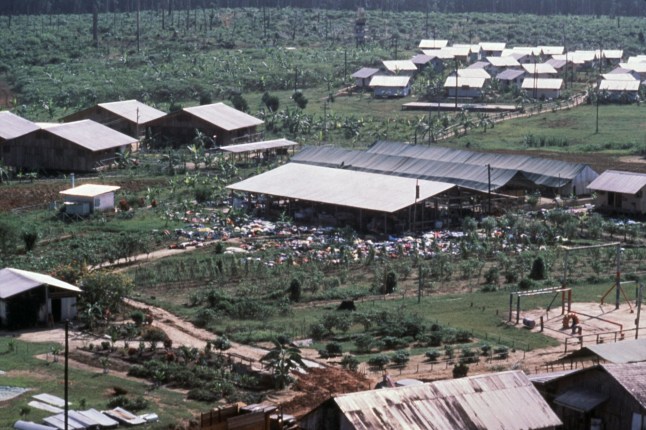 Pemandangan udara dari mayat pengikut sekte Kuil Rakyat Jim Jones di sekitar rumah bersama ?? Jonestown, Guyana, November 1978. (Foto oleh Matthew NAYTHONS/Gamma-Rapho via Getty Images)