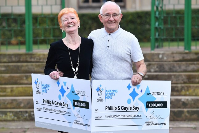 Gayle Say, 65, dan suaminya Phillip Say, 65, dari Coventry, merayakan kemenangan Thunderball mereka di Coombe Abbey, Coventry. Pasangan ini memenangkan hadiah utama £500.000 dua kali dalam undian yang sama. Foto PA. Tanggal gambar: Kamis 31 Oktober 2019. Lihat cerita PA Thunderball LOTTERY. Kredit foto harus berbunyi: Jacob King/PA Wire