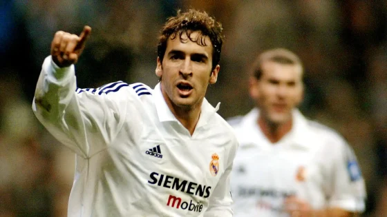 Pangeran Raul dari Real Madrid melakukan selebrasi setelah mencetak gol