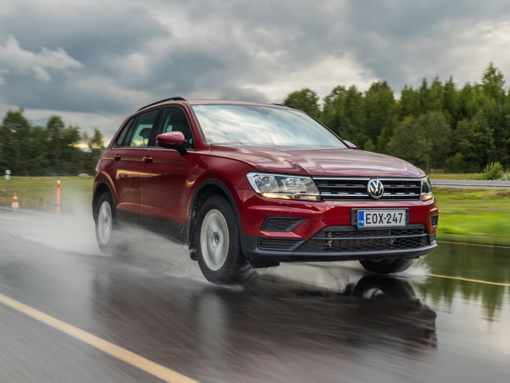 SUV VW merah tahan hujan