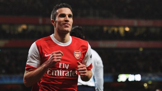 Legenda Liga Premier Robin van Persie merayakan setelah mencetak gol untuk Arsenal