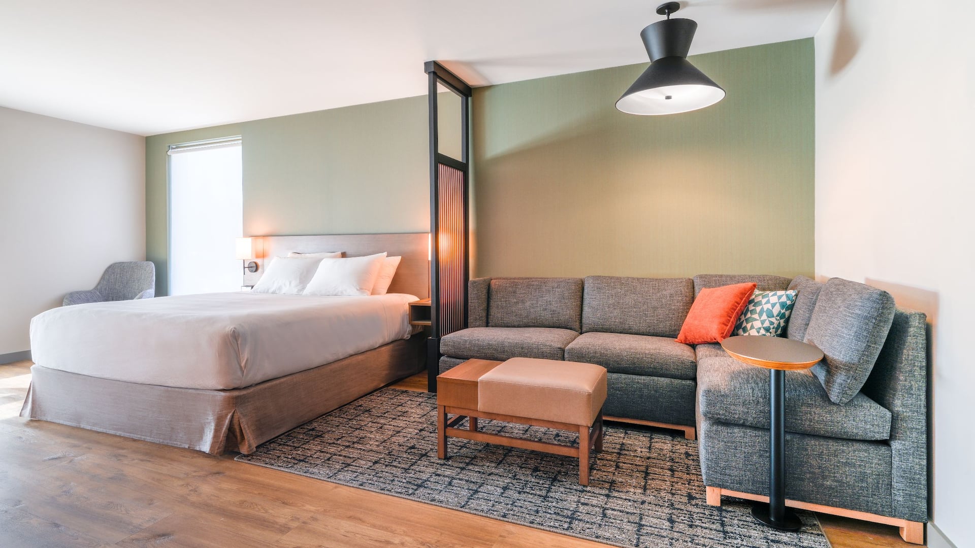 Kamar yang dapat diakses dengan shower roll-in di Bandara Internasional Hyatt Place Sacramento