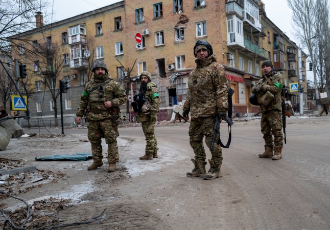 BAKHMUT, UKRAINA - 13 JANUARI: Tentara Ukraina melewati kota Bakhmut yang rusak parah, yang menjadi salah satu pertempuran paling sengit dalam perang selama hampir setahun dengan Rusia, pada 13 Januari 2023 di Bakhmut, Ukraina Ukraina. Rusia mengintensifkan serangannya di wilayah Donetsk pada tahun baru ini, dan gubernur wilayah tersebut yang ditunjuk oleh Kyiv menuduh Rusia menggunakan taktik bumi hangus. (Foto oleh Spencer Platt/Getty Images)