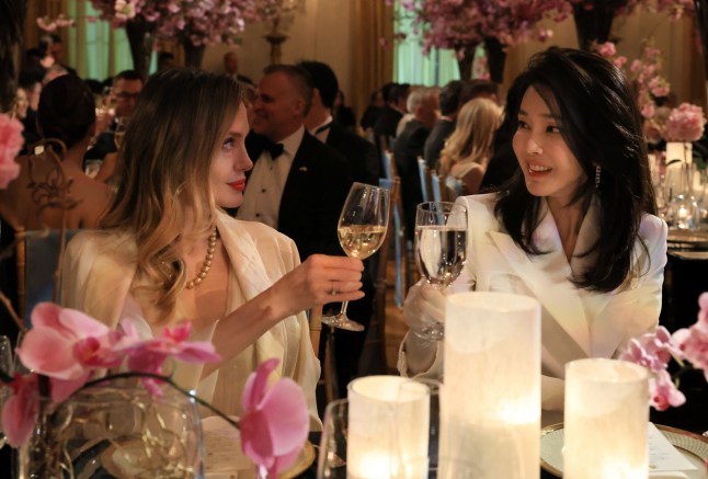 epa10593919 Kim Keon Hee (kanan), istri Presiden Korea Selatan Yoon Suk Yeol, bersulang dengan aktris Amerika Angelina Jolie pada jamuan makan malam kenegaraan untuk menghormati Yoon dan Kim, yang diselenggarakan oleh presiden AS Biden, di Gedung Putih di Washington, DC, Amerika Serikat , 26 April 2023. EPA/YONHAP/POOL KOREA SELATAN KELUAR