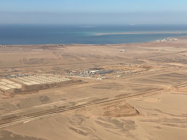 Des photos aériennes montrent les travaux de construction d'un projet absurde de ville linéaire saoudienne