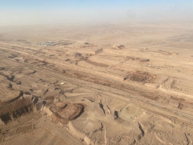Des photos aériennes montrent les travaux de construction d'un projet absurde de ville linéaire saoudienne