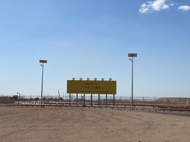 Des photos aériennes montrent les travaux de construction d'un projet absurde de ville linéaire saoudienne