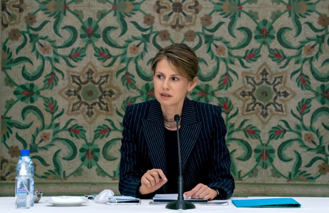 FOTO FILE: Asma Assad, istri Presiden Suriah Bashar al-Assad, bertemu dengan kelompok kemanusiaan dan bisnis di Damaskus, Suriah 7 April 2021. SANA/Handout via REUTERS RS PERHATIAN EDITOR - GAMBAR INI DISEDIAKAN OLEH PIHAK KETIGA/Arsip foto