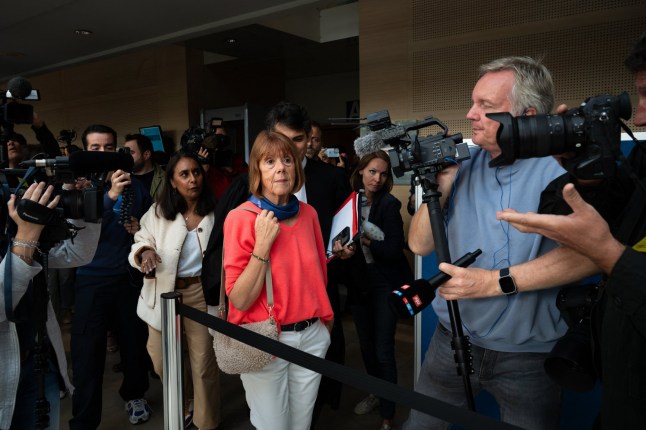 Crédit obligatoire : photo de Coust Laurent/ABACA/Shutterstock (14722261ag) Gis?le Pelicot entourée de journalistes alors qu'elle quitte la salle d'audience à Avignon, France, le 16 septembre 2024. Procès de Dominique Pelicot, ancien partenaire de Gisele Pelicot, accusé de l'avoir droguée pendant près de dix ans et invitant des inconnus à la violer chez eux à Mazan, petite ville du sud de la France, à Avignon, le 16 septembre 2024. Un tribunal d'Avignon, dans le sud du pays, juge Dominique Pelicot, un retraité de 71 ans, pour avoir violé à plusieurs reprises et enrôlé des dizaines d'étrangers pour violer sa femme fortement sous sédatifs dans son propre lit pendant une décennie. Cinquante autres hommes, âgés de 26 à 74 ans, sont également jugés pour leur implication présumée, dans une affaire qui a horrifié la France. Le procès, qui se déroule jusqu'en décembre, est ouvert au public à la demande de l'ex-épouse et victime de Dominique Pelicot. Procès pour viol Mazan - Avignon, France - 16 septembre 2024