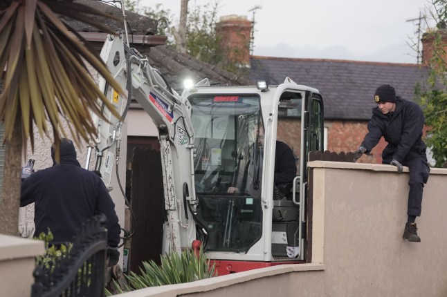 Seorang penggali yang digunakan oleh Gardai meninggalkan daerah itu saat pencarian gurun berlanjut di belakang sebuah rumah di Dundalk, Co Louth, sebagai bagian dari penyelidikan atas dugaan pembunuhan Kyran Durnin yang berusia delapan tahun. Rumah tua keluarga, taman dan tanah di sebelahnya saat ini sedang digeledah dan akan dilakukan pemeriksaan teknis dan forensik. Seorang Garda Siochana mengatakan, tujuan penggeledahan adalah untuk mengungkap bukti apa pun yang dapat memberikan petunjuk keberadaan Kyran atau apa yang terjadi padanya. Tanggal foto: Kamis 24 Oktober 2024. Foto PA. Lihat cerita AP IRISH Durnin. Kredit foto harus berbunyi: Brian Lawless/PA Wire
