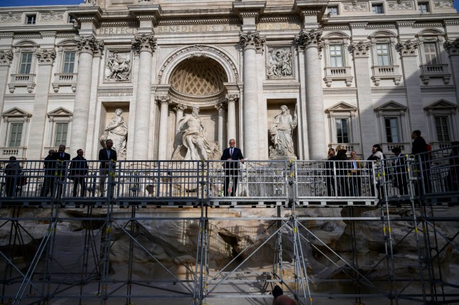 ROME, ITALIA - 9 NOVEMBER: Walikota Roma Roberto Gualtieri berjalan di jalan yang ditangguhkan sementara pada hari pembukaan pengalaman wisata baru di Air Mancur Trevi pada 9 November 2024 di Roma, Italia. Jalan setapak yang ditangguhkan ini merupakan struktur sementara yang memungkinkan pengunjung untuk menikmati monumen ikonik tersebut saat sedang menjalani pemeliharaan sebagai persiapan Tahun Yobel Vatikan. Jalan setapak, yang terbuat dari kaca dan baja, akan menawarkan pemandangan air mancur dari dekat, memberikan wisatawan perspektif langka tentang desain Barok. (Foto oleh Antonio Masiello/Getty Images)