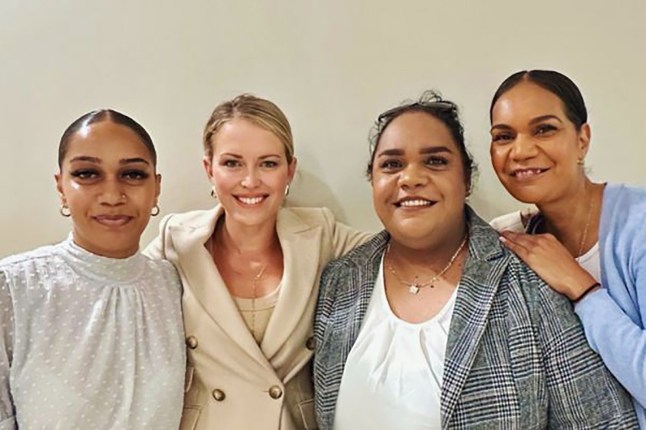 Gambar tak bertanggal yang diperoleh pada hari Sabtu 16 November 2024 menunjukkan pengacara hak asasi manusia Jennifer Robinson (kedua dari kiri) bersama putri Donna Nelson dari Australia yang dipenjara - dari kiri: Ashlee, Shontay dan Kristal. Persidangan nenek asal Australia, Donna Nelson, yang ditahan di Jepang atas tuduhan penyelundupan narkoba, dimulai dengan putusan yang diperkirakan akan dikeluarkan pada tahun 2024. (Gambar AAP/Disediakan oleh National Justice Project) TANPA ARSIP, HANYA DIGUNAKAN EDITORIAL 14091551