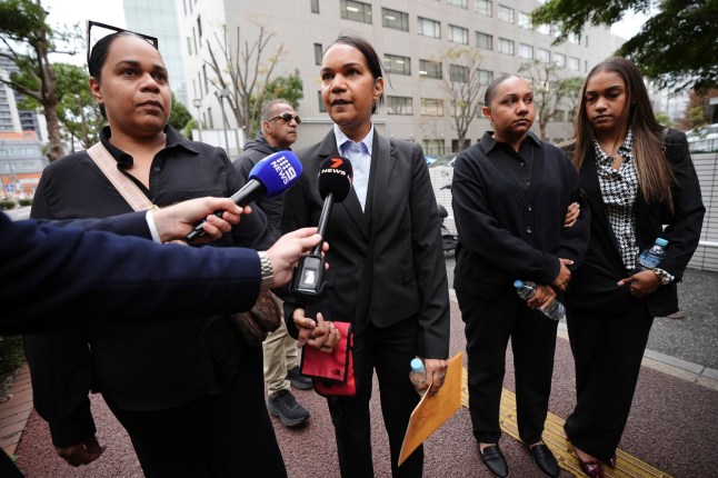 Anggota keluarga warga negara Australia Donna Nelson berbicara kepada media sebelum menuju ke Pengadilan Distrik Chiba pada hari pembukaan persidangan Nelson karena diduga mencoba mengimpor narkoba ke Jepang, Senin, 18 November 2024, di Chiba, timur Tokyo. (Foto AP/Eugene Hoshiko)