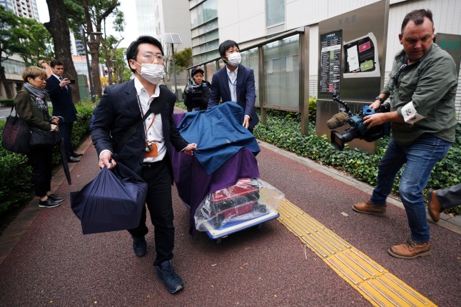 Jaksa dengan membawa bukti tiba di Pengadilan Distrik Chiba pada hari pembukaan persidangan warga negara Australia Donna Nelson karena diduga mencoba mengimpor narkoba ke Jepang, Senin, 18 November 2024, di Chiba, timur Tokyo. (Foto AP/Eugene Hoshiko) 14156273