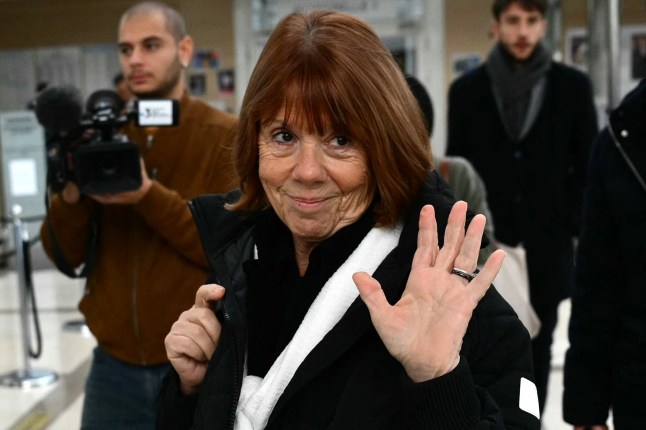 Gisèle Pelicot salue alors qu'elle arrive au palais de justice pour le procès de son ancien partenaire Dominique Pelicot accusé de l'avoir droguée pendant près de dix ans et d'avoir invité des inconnus à la violer à leur domicile de Mazan, une petite ville du sud de la France, à Avignon, le 18 novembre 2024. Le procès entre dans sa phase finale, le dernier groupe d'accusés devant témoigner avant les demandes de détermination de la peine plus tard dans la semaine et le verdict le mois prochain. Le cas de Dominique Pelicot, 71 ans, a suscité l'horreur, des protestations et un débat sur la violence masculine dans la société française. S'il est reconnu coupable, il sortirait de ce procès historique avec un palmarès comme l'un des pires délinquants sexuels de France. (Photo de Christophe SIMON / AFP) (Photo de CHRISTOPHE SIMON/AFP via Getty Images)