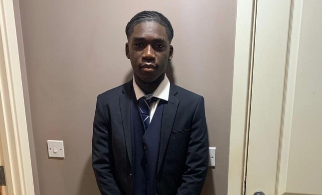 Foto tak bertanggal yang dirilis oleh Tahanan di Dubai memperlihatkan Marcus Fakana, 18, yang bisa menghadapi hukuman 20 tahun penjara karena melakukan hubungan seksual dengan seorang anak berusia 17 tahun di Dubai. Marcus, dari Tottenham, telah bersama orang tuanya di Uni Emirat Arab (UEA) sejak akhir Agustus ketika a "romansa liburan berkembang" dengan warga London lainnya, yang telah berusia 18 tahun, kata kelompok kampanye Detained In Dubai. Setelah kembali ke Inggris dan melihat foto serta diskusi, ibu gadis tersebut melaporkan hubungan tersebut ke polisi Dubai, yang kemudian dilaporkan menangkap Mr Fakana di hotelnya. Tanggal terbit: Kamis 21 November 2024. Foto PA. Lihat kisah AP POLICE Dubai. Kredit foto harus berbunyi: Ditahan di Dubai/PA Wire CATATAN UNTUK EDITOR: Foto ini hanya dapat digunakan untuk tujuan pelaporan editorial untuk ilustrasi kontemporer tentang peristiwa, benda atau orang dalam gambar atau fakta yang disebutkan dalam keterangan. Penggunaan kembali gambar mungkin memerlukan izin tambahan dari pemegang hak cipta.