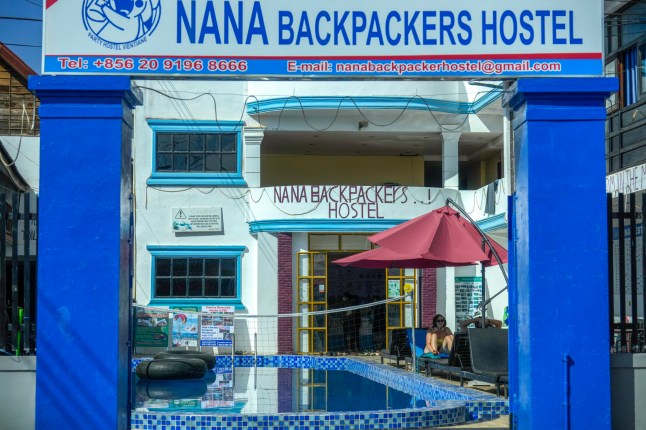 Sepasang turis asing beristirahat di dekat kolam renang di asrama Nana Backpackers di Vang Vieng, Laos, Jumat, 22 November 2024. (AP Photo/Anupam Nath)