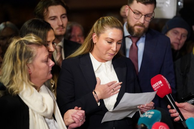Nikita Hand membacakan pernyataannya di luar pengadilan Dublin menyusul kasus cedera pribadi terhadap Conor McGregor.