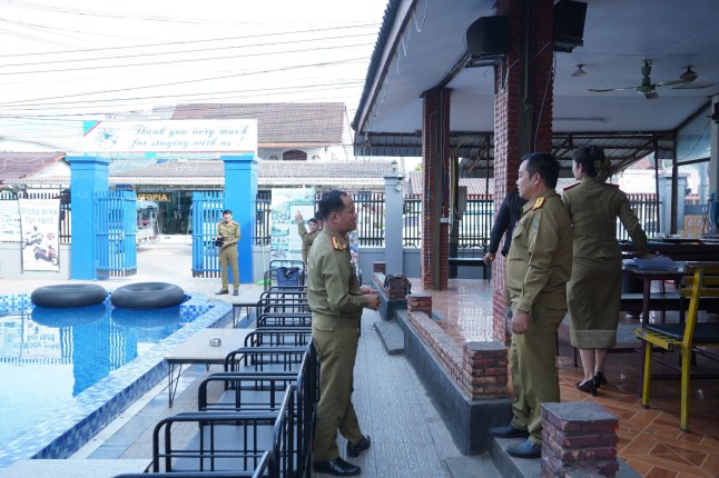 Foto-foto menunjukkan polisi di sebuah asrama di Laos hari ini ketika delapan staf ditangkap atas dugaan suntikan keracunan metanol yang menyebabkan kematian enam backpacker. Pejabat negara komunis mengunjungi Nana Backpacker Hostel di Van Vieng pada tanggal 26 November. Petugas menanyai staf, kemungkinan orang Vietnam, tentang kematian tersebut. Manajer dan bartender asrama Duong Duc Toan diselidiki oleh polisi setempat setelah beberapa turis dirawat di rumah sakit. Para tamu di asrama dilaporkan diberi suntikan vodka Tiger lokal gratis sebagai tanda keramahtamahan. Namun minuman tersebut diyakini mengandung metanol yang menewaskan enam wisatawan dan menyebabkan orang lain berjuang untuk hidup mereka.