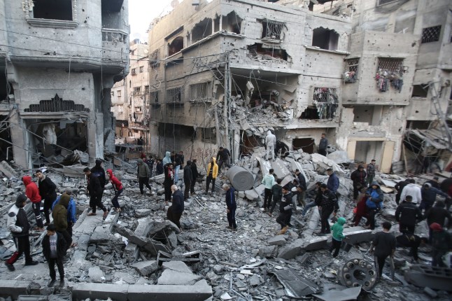 TOPSHOT - Warga Palestina memeriksa kerusakan di lokasi serangan udara Israel di kamp Nuseirat di Gaza tengah pada 27 November 2024, di tengah perang yang sedang berlangsung di wilayah Palestina antara Israel dan Hamas. (Foto oleh Eyad BABA / AFP) (Foto oleh EYAD BABA/AFP via Getty Images)