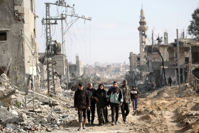 TOPSHOT - Warga Palestina kembali ke Nuseirat, di Jalur Gaza tengah, setelah pemboman Israel terhadap kamp tersebut berhenti pada 29 November 2024, di tengah perang yang sedang berlangsung di wilayah Palestina antara Israel dan Hamas. (Foto oleh Eyad BABA / AFP) (Foto oleh EYAD BABA/AFP via Getty Images)