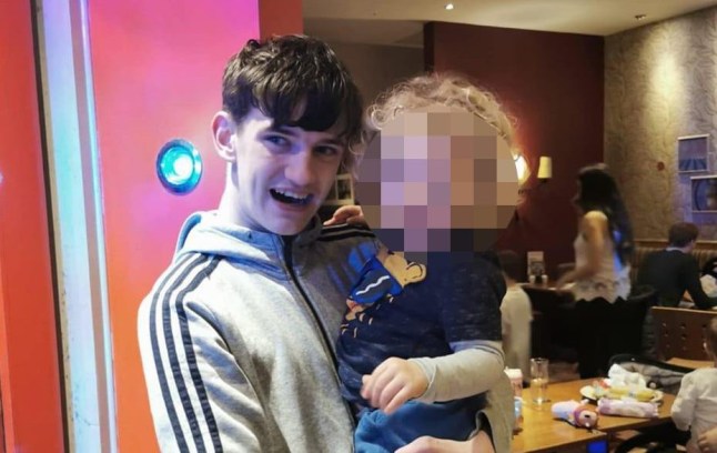 Seorang anak berusia 20 tahun meninggal setelah terjatuh dari lubang lift saat berlibur di Türkiye, kata pamannya. Tyler Kerry sedang bepergian di pedesaan bersama kakek-nenek dan pacarnya ketika tragedi itu terjadi.