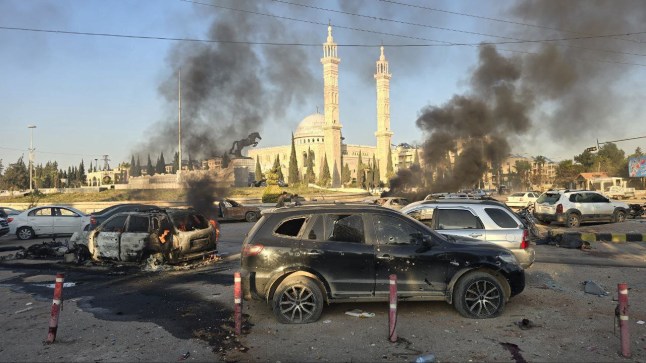 ALEPPO, SURIAH - 30 NOVEMBER: Gambaran umum kehancuran menyusul serangan udara tak dikenal di Aleppo, Suriah, setelah direbut oleh kelompok bersenjata anti-rezim pada 30 November 2024. Beberapa warga sipil tewas dalam serangan udara yang tidak teridentifikasi. Pesawat-pesawat tempur tak dikenal menyerang sebuah lapangan di pusat kota Aleppo, yang sebagian besar berada di bawah kendali kelompok bersenjata anti-rezim. (Foto oleh Ibrahim Dervis/Anadolu melalui Getty Images)