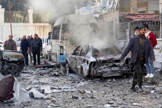 Orang-orang memeriksa kerusakan di lokasi serangan udara rezim Suriah yang menargetkan lingkungan di kota Idlib di Suriah utara yang dikuasai pemberontak, 1 Desember 2024. Sebuah pemantau perang di Suriah mengatakan pemberontak merebut bandara sipil Aleppo pada 30 November, yang merupakan serangan pertama. kali mereka mengambil alih fasilitas tersebut, serta kota-kota penting di provinsi Idlib dan Hama, lalu bahwa mereka memimpin serangan yang berlangsung beberapa hari. (Foto oleh MUHAMMAD HAJ KADOUR / AFP) (Foto oleh MUHAMMAD HAJ KADOUR/AFP via Getty Images)