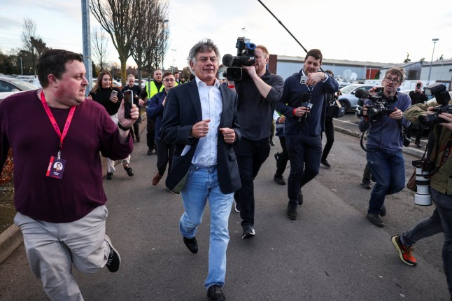 Gerry Hutch muncul saat meninggalkan pusat penghitungan suara setelah pemilihan umum Irlandia, di Dublin, Irlandia 1 Desember 2024. REUTERS/Toby Melville