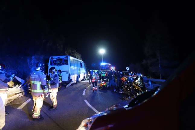 epa11752537 Sebuah foto yang disediakan oleh otoritas setempat menunjukkan layanan darurat di lokasi kejadian di mana tiga orang tewas dan beberapa lainnya terluka setelah sebuah bus wisata Spanyol menabrak tebing dekat Pelabuhan??- Puymorens di barat daya Prancis, 1 Desember 2024. EPA /DOKUMEN DOKUMEN HANYA UNTUK PENGGUNAAN EDITORIAL/TIDAK ADA PENJUALAN