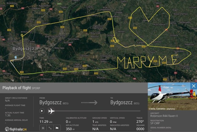 Pernikahan denganku yang ditarik oleh helikopter di pelacak Flightradar24 di Polandia saat melamar.