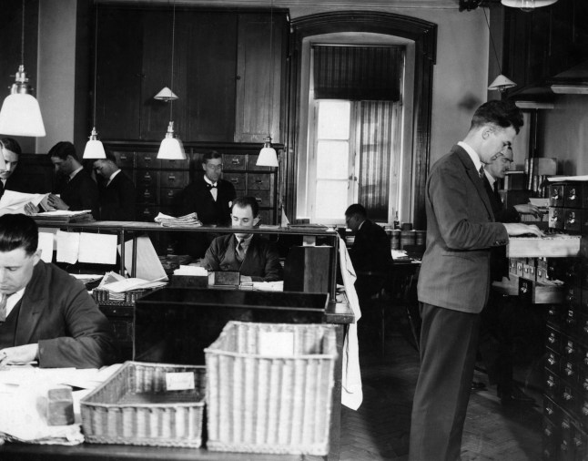 Scotland Yard Baru. Klasifikasi penjahat. Indeks kejahatan. Mei 1929. (Foto oleh Daily Mirror/Mirrorpix/Getty Images)