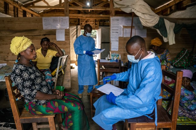 Seorang dokter berbicara dengan pasien tentang kemajuan pengobatan mpox di rumah sakit Kavumu di wilayah Kabare, wilayah Kivu Selatan, Republik Demokratik Kongo, Selasa, 3 September 2024. Organisasi Kesehatan Dunia menunggu vaksin mpox tiba di Republik Demokratik Kongo pada hari Kamis ketika wabah penyakit mematikan, yang telah menjadi darurat kesehatan global, menyebar. Fotografer: Arlette Bashizi/Bloomberg melalui Getty Images