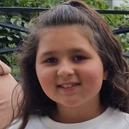 Foto keluarga tak bertanggal yang dirilis Kantor Pers Garda menunjukkan Malika Noor Al Katib, 8, yang meninggal setelah menderita luka tusuk pada Senin dini hari di rumahnya di Co Wexford. Seorang pria, berusia 30-an, keluar dari rumah sakit pada hari Selasa dan ditangkap karena dicurigai melakukan pembunuhan. Dia saat ini ditahan berdasarkan pasal 4 Undang-Undang Peradilan Pidana tahun 1984, di sebuah stasiun garda di Wilayah Timur. Siswi itu berada di rumahnya di New Ross bersama ibunya ketika kejadian itu terjadi pada Minggu malam. Diketahui bahwa dia mencoba untuk campur tangan ketika ibunya diserang oleh seorang pria yang mereka kenal. Tanggal terbit: Selasa 3 Desember 2024. Foto PA. Lihat cerita AP IRISH NewRoss. Kredit foto harus berbunyi: Family Handout/PA Wire CATATAN UNTUK EDITOR: Foto handout ini hanya dapat digunakan untuk tujuan pelaporan editorial untuk ilustrasi kontemporer tentang peristiwa, benda atau orang dalam gambar atau fakta yang disebutkan dalam keterangan. Penggunaan kembali gambar mungkin memerlukan izin tambahan dari pemegang hak cipta.
